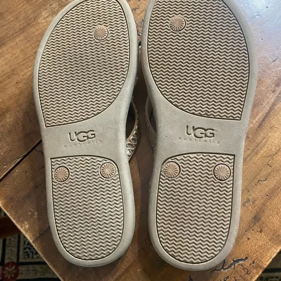 UGG Women's  Comfy Cozy Cream FIip Flops poolside SZ 7 - Picture 3 of 13